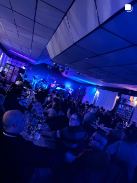 Salón con luces azules