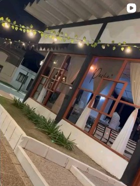 Patio con guirnaldas de luces