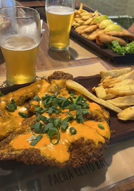 Mila Pacha bañada en cheddar con verdeo y fritas